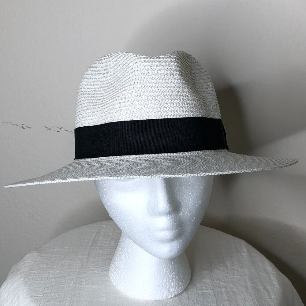 Classic, Beautiful White Fedora / Pre-owned Excellent Condition (Medium)